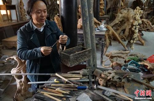 彭勇堅持使用手工工具進行藝術創作。 <a target='_blank' href='http://www.chinanews.com/' ></table>中新網</a> 王禹 攝