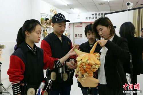 聶鳳對她的學生進行指導。 <a target='_blank' href='http://www.chinanews.com/' ></table>中新網</a> 王禹 攝