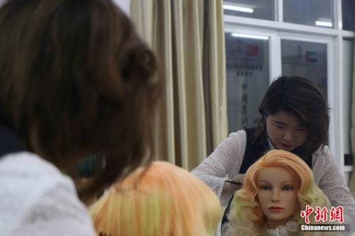 聶鳳進行美發造型中。 <a target='_blank' href='http://www.chinanews.com/' ></table>中新網</a> 王禹 攝