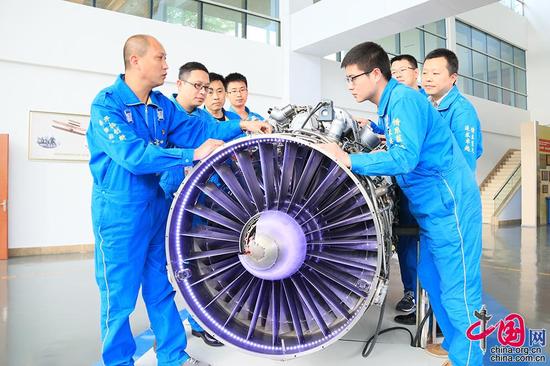 全國勞動模范、外場服務技術專家羅卓紅和他的工作團隊（資料圖）。解放軍5719廠供圖