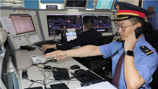 【愛在城市】90后“行車指揮官”化身暖心客運員