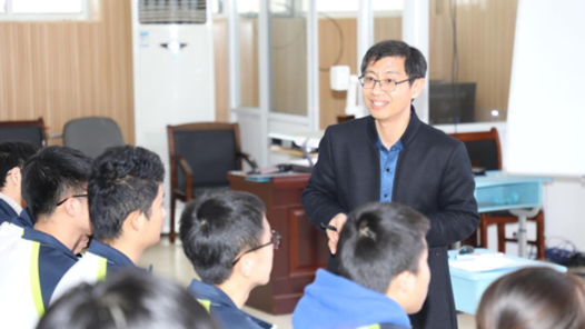 【愛在城市】23年堅守講臺 他用大愛成就“最美”