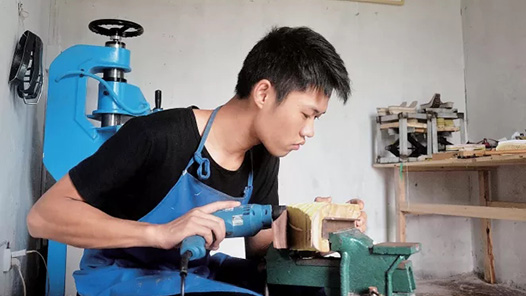 【愛在城市】趙浩鑫：喜歡唱戲制靴的“00后”