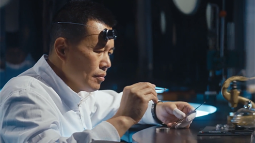 小手表里有大世界！看他如何在比頭發(fā)絲還細(xì)的零件里“油”走