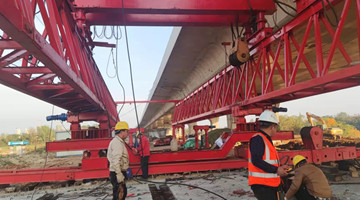 【“五小”創新有我在】自制小工具提高預制箱梁架設速度