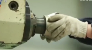 大國工匠 | 曹彥生：為導(dǎo)彈“雕刻”翅膀