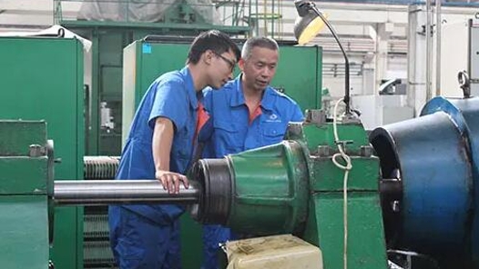 大國工匠 | 戎鵬強：深管鏜孔 貫直人生