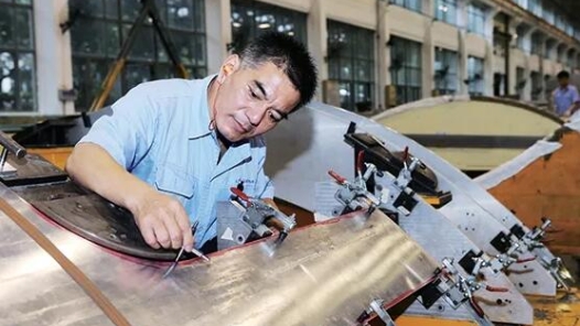 大國工匠 | 王偉：敲出中國大飛機(jī)精美弧線