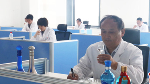 中國夢·大國工匠篇 | 周新虎：用匠心釀造蘇酒“藍色夢想”