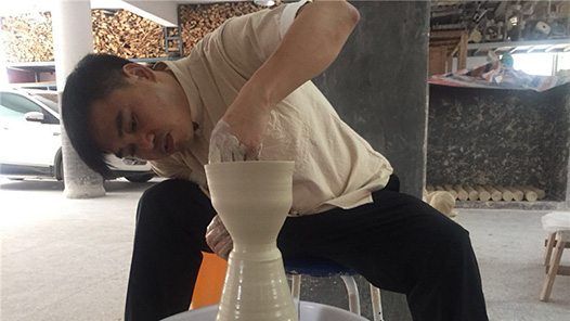 中國夢·大國工匠篇 | “拉坯大師”占紹林：半根鋸尺走天下 做有匠心的藝術家（圖）