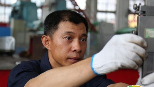 中國夢·大國工匠篇 | 劉恩磊：雞蛋殼上能鉆孔 創新用心干好活