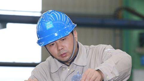 中國夢·大國工匠篇｜從門外漢到專業能手 梁飛24年“焊鑄”工匠精神