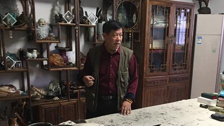 中國夢·大國工匠篇｜潘啟慧：4根頭發刻630字的微雕大師