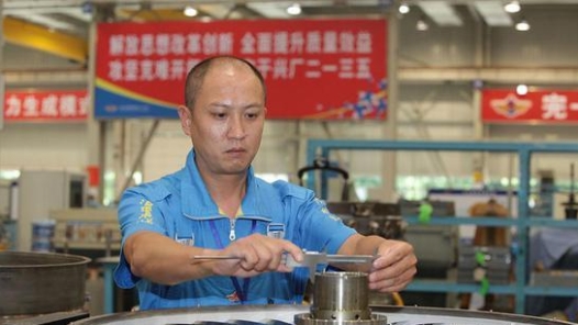 中國夢·大國工匠篇｜戰機“心臟手術師”羅卓紅