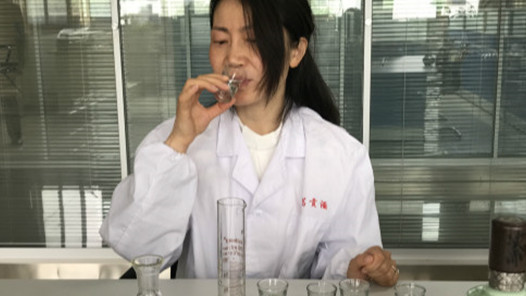 中國夢·大國工匠篇 | 不戀紅妝、偏愛酒香 揭秘女品酒師的“舌尖生活”