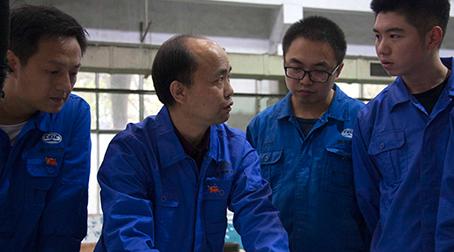 中國夢·大國工匠篇｜曹光富：精益求精28載 完成航母重要部件