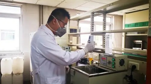 中國夢·大國工匠篇｜動物“營養師”吳強三 搞研發要跟豬搶糞便