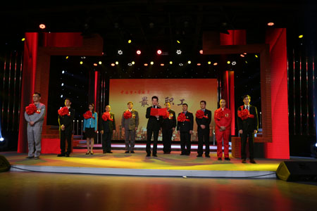 主持人任魯豫朗讀藝術(shù)家為最美職工敬贈的詩詞及楹聯(lián)