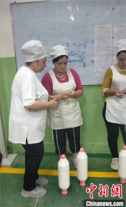 (布威海麗且在帶徒弟 亞森·阿布都麥吉提供圖)