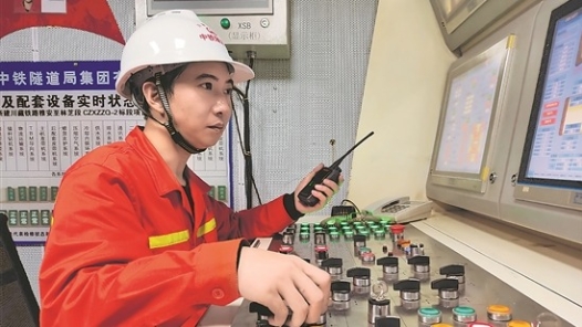 身邊的大國工匠 | 大地深處追光而行