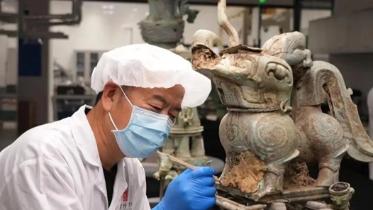 身邊的大國工匠 | 接續傳承，讓更多古文物重現神韻