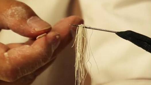 中國夢·大國工匠篇｜記者見證“拉面穿針”絕活！2毫米針眼能穿46根面條