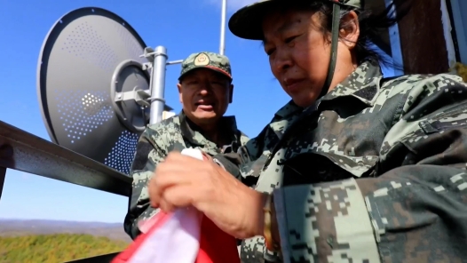 身邊榜樣丨中國(guó)紅中國(guó)心瞭望塔上的升旗儀式