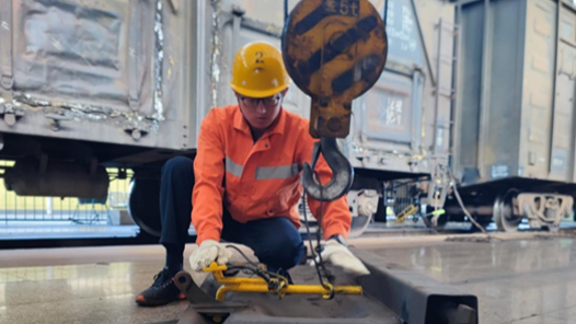 “五小”創新有我在｜省時又省力，更換鐵路貨車車門“吊”起來