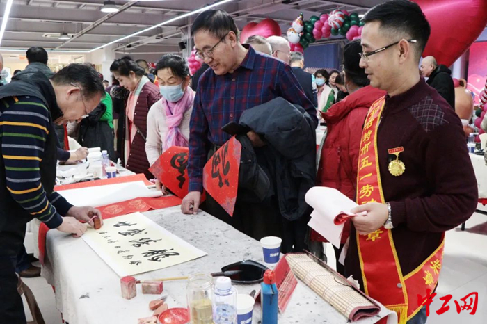12月30日，呼和浩特市總工會開展“大力弘揚勞模精神，致敬最美勞動者”為主題的迎新春、送祝福活動。圖為活動現場。 呼和浩特市總工會供圖