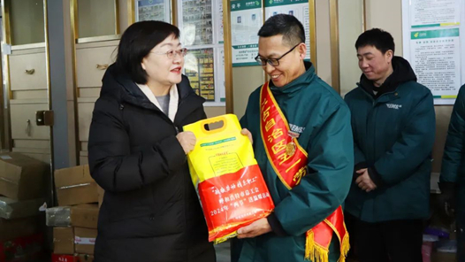 呼和浩特市總工會(huì)持續(xù)開(kāi)展新春走基層“兩節(jié)”送溫暖慰問(wèn)活動(dòng)