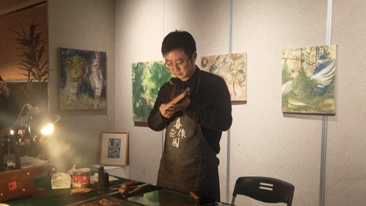 來自香城工匠的禮物！非遺雕刻師為大國工匠送上木刻版畫人物肖像