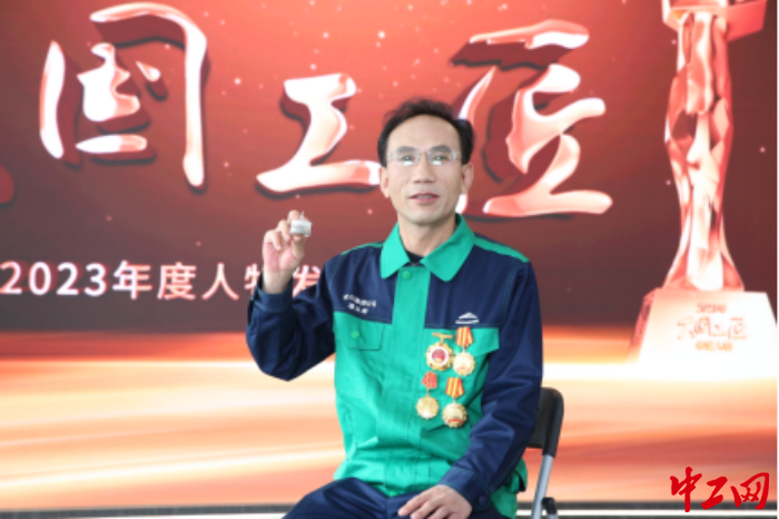 潘從明手上拿著自己提煉的銠粉。中工網記者 朱潔英 攝