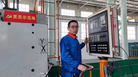 筑夢(mèng)現(xiàn)代化 共繪新圖景·勞動(dòng)者之歌｜機(jī)床上的“雕刻師”
