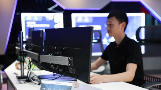 筑夢現代化 共繪新圖景·勞動者之歌 | 網絡世界的隱形守護者