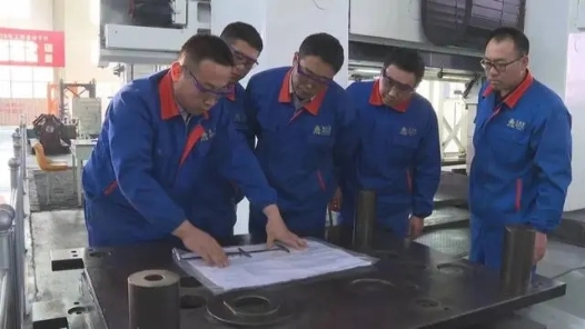 筑夢現代化 共繪新圖景·勞動者之歌 | 數控技工張偉：在零點零一毫米間傳承匠心