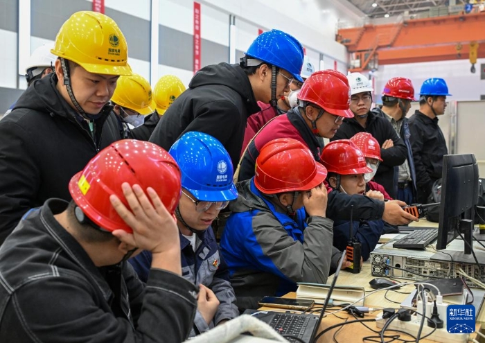 4月23日晚，工作人員在國(guó)網(wǎng)新源新疆阜康抽水蓄能電站地下廠房對(duì)3號(hào)機(jī)組進(jìn)行調(diào)試。新華社記者 陳朔 攝