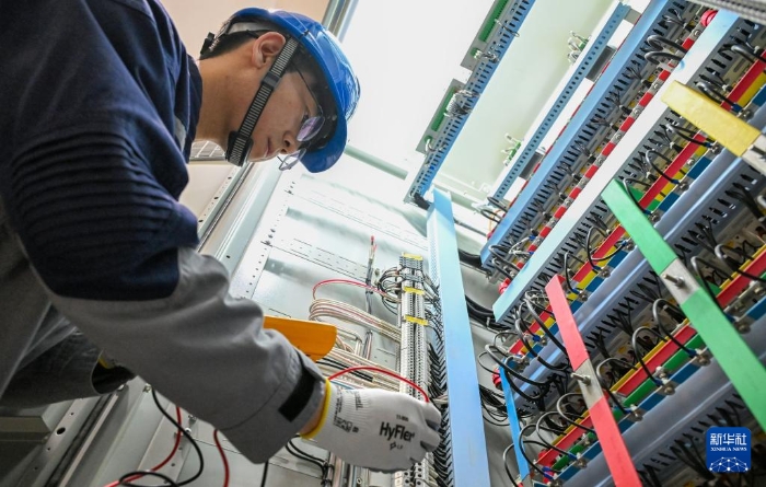 4月23日，在國(guó)網(wǎng)新源新疆阜康抽水蓄能電站地下廠房，設(shè)備管理部員工在工作前檢查設(shè)備是否帶電。新華社記者 陳朔 攝