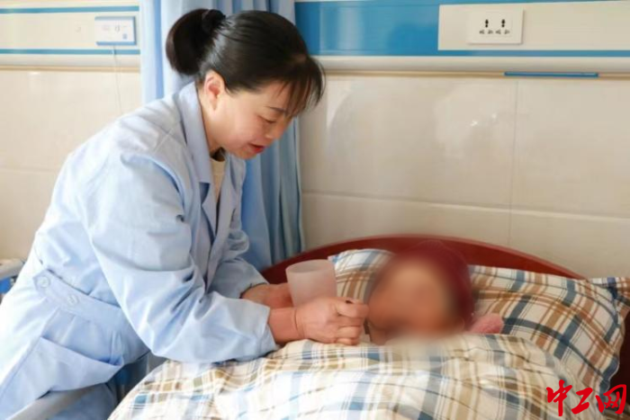 蒲玉正在喂老人吃飯。受訪者供圖