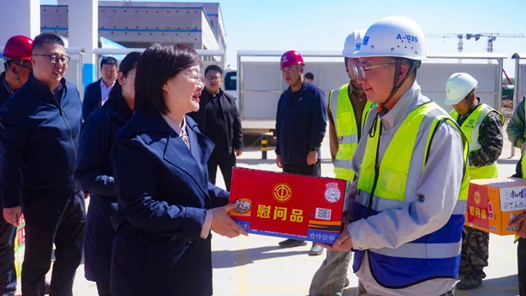 呼和浩特市總工會(huì)慰問(wèn)重點(diǎn)項(xiàng)目工地一線建設(shè)者