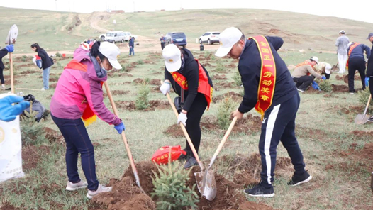 呼和浩特市總工會(huì)組織先進(jìn)模范代表開(kāi)展義務(wù)植樹(shù)活動(dòng)