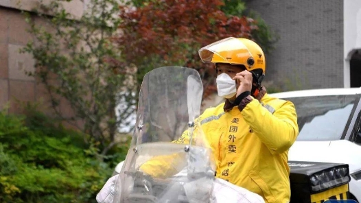 呼和浩特市總工會(huì)開(kāi)展“工會(huì)送清涼 防暑保安康”關(guān)愛(ài)騎手慰問(wèn)活動(dòng)