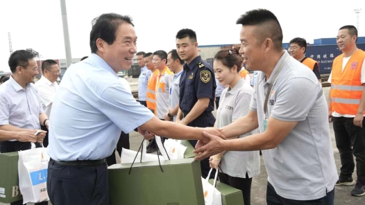 四川工會深入新質生產力培育發展重要領域開展防暑降溫慰問活動