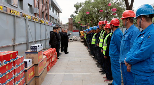 呼和浩特市總工會(huì)慰問(wèn)組深入溫暖工程項(xiàng)目施工現(xiàn)場(chǎng)開(kāi)展慰問(wèn)活動(dòng)