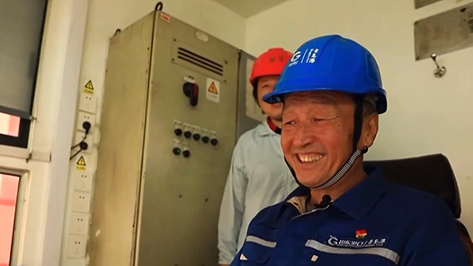 一身絕活、九次刷新世界紀錄！他說中國工人的脊梁不能軟