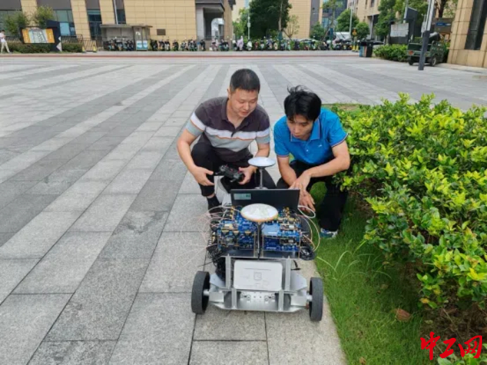 工作中的劉勇（左）。受訪者供圖