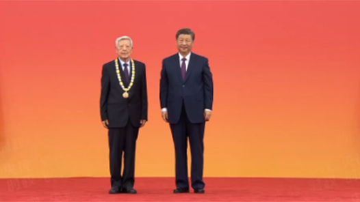 視頻｜習近平向趙忠賢頒授“人民科學家”國家榮譽稱號獎章