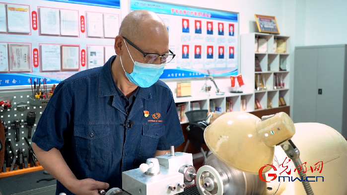 中國夢·大國工匠篇︱羅軍：磨刀不誤車床工 0.01毫米彰顯真功夫