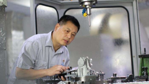 中國(guó)夢(mèng)·大國(guó)工匠篇丨鄧元山：耕耘航發(fā)路 鑄造“中國(guó)心”