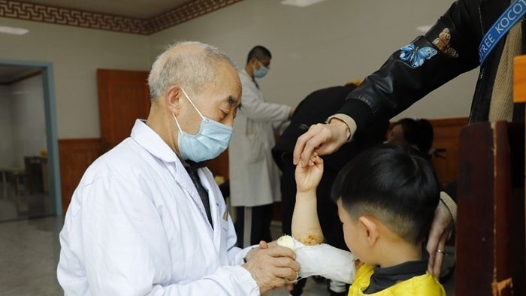 輝煌75載 與共和國同成長的勞動模范 | 陳懷炯：以仁者之心踐行醫者使命