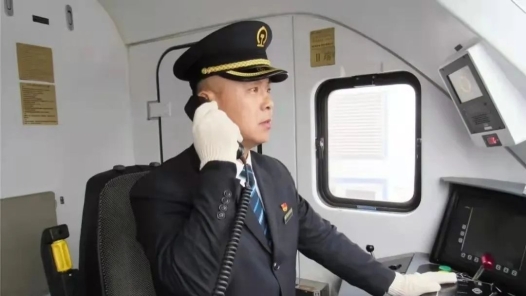 輝煌75載 與共和國同成長的勞動模范丨李國慶：飛馳列車的幸福堅守